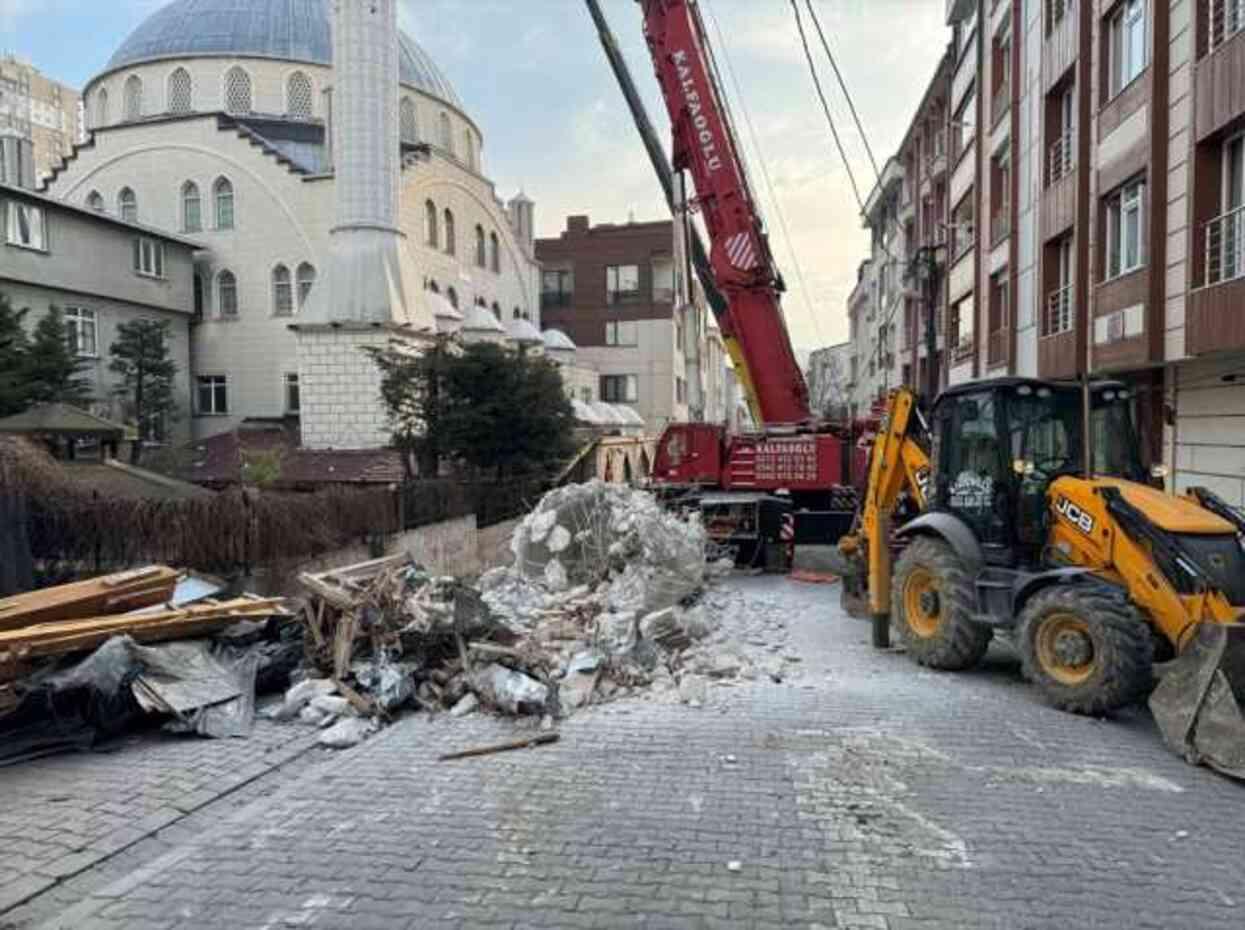 Esenyurt'ta camii minaresi onarım yapıldığı esnada halatı koparak zemine düştü: O anlar kamerada Esenyurt'ta camii minaresi onarım yapıldığı esnada halatı koparak zemine düştü: O anlar kamerada