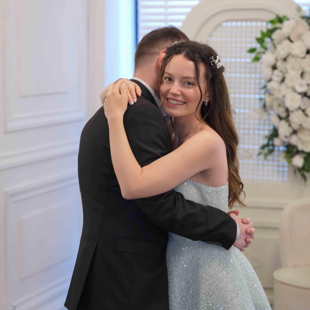 Güzel oyuncu Gizem Arıkan, iki yıllık sevgilisiyle nişanlandı