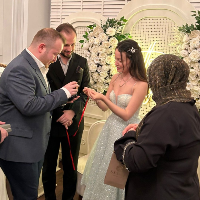 Güzel oyuncu Gizem Arıkan, iki yıllık sevgilisiyle nişanlandı