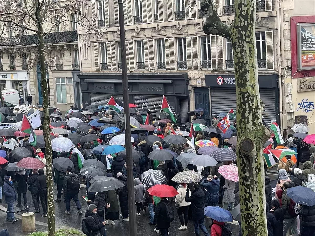 Paris'te Filistin'e Destek Gösterisi