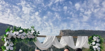 Adana'da Polis Memuru Çift Nikah Törenine Üniformalarıyla Katıldı