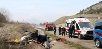 Amasya'da otomobil bariyerlere çarptı: 1 ölü, 1 yaralı