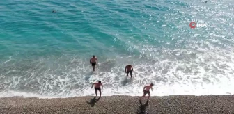Antalya'da bahar havası, sıcaklığı hisseden denize koştu