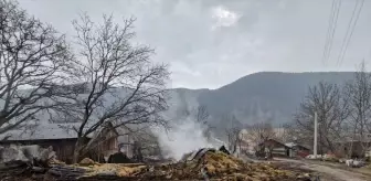 Bolu'nun Mudurnu ilçesinde çıkan yangında 3 katlı ahşap ev, samanlık ve ahır kullanılamaz hale geldi
