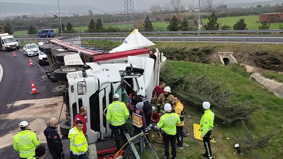 Bariyerlere Çarpan Tırın Sürücüsü Yaralandı