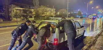 Çorum-Ankara kara yolunda otomobil arıza yaparak yol ortasında kaldı