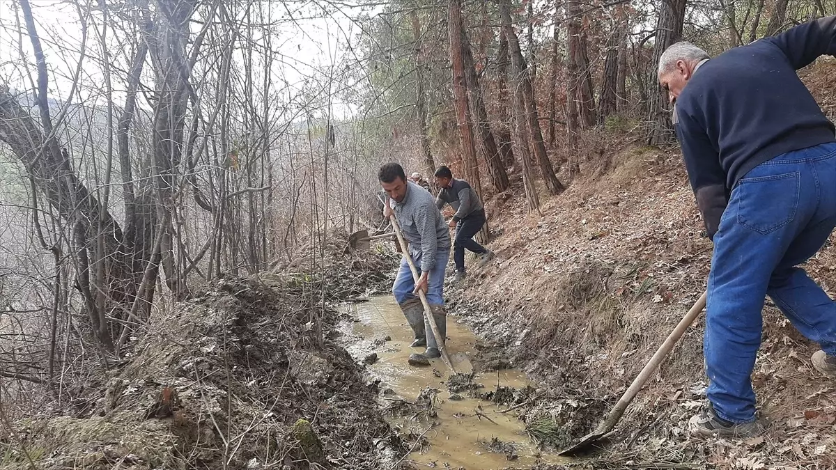 Çiftçilerin İmece Usulü Kanal Temizliği