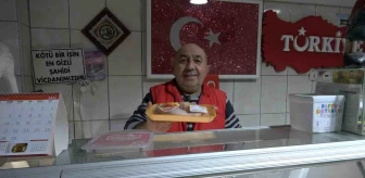 Bursa'da sahipsiz köpeğin yemek dolu poşetiyle hızla uzaklaşması izlenme rekoru kırdı