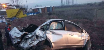 Isparta'da otomobilin reklam panosuna çarptığı kazada 1 kişi öldü, 3 kişi yaralandı