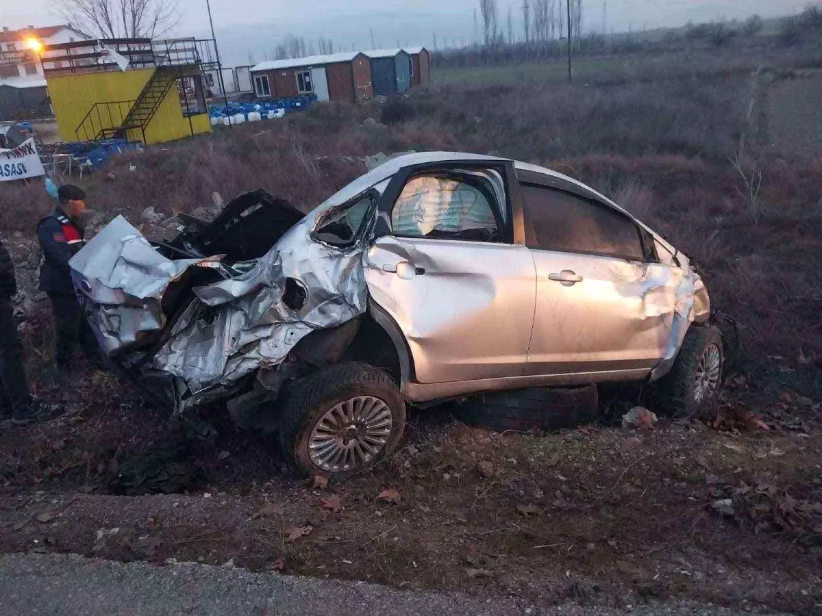 Isparta'da otomobilin reklam panosuna çarptığı kazada 1 kişi öldü, 3 kişi yaralandı