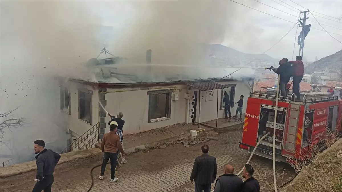 Kayseri'de çıkan yangında ev, samanlık ve ahır kullanılamaz hale geldi