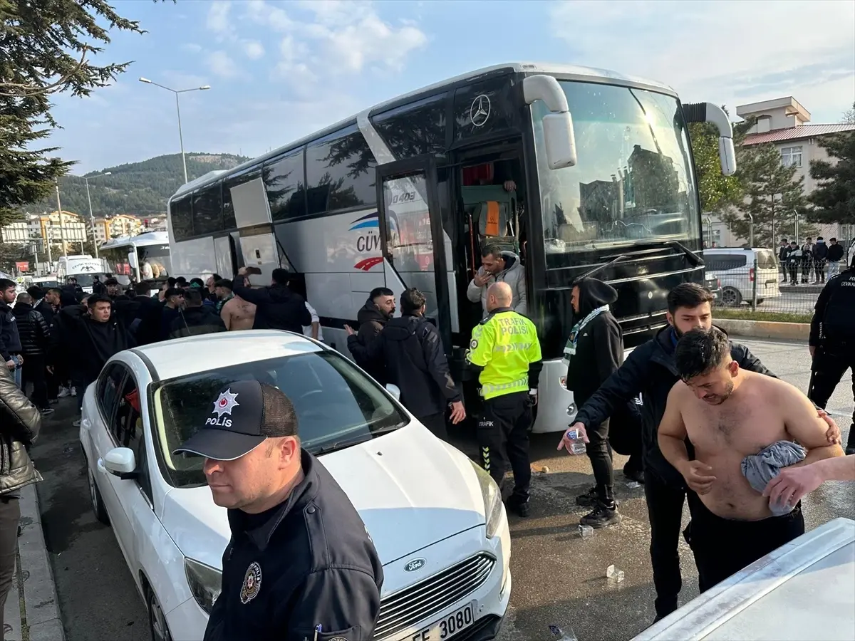 Tokat Belediye Plevnespor - Sultanbeyli Belediyespor Maçında Taraftarlar Arasında Gerginlik