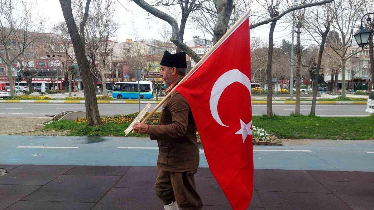 Çanakkale Şehitleri için Türk Bayrağıyla İstanbul'dan Yola Çıkan Saffet Gümüş, 4 Günde Tekirdağ'a Ulaştı