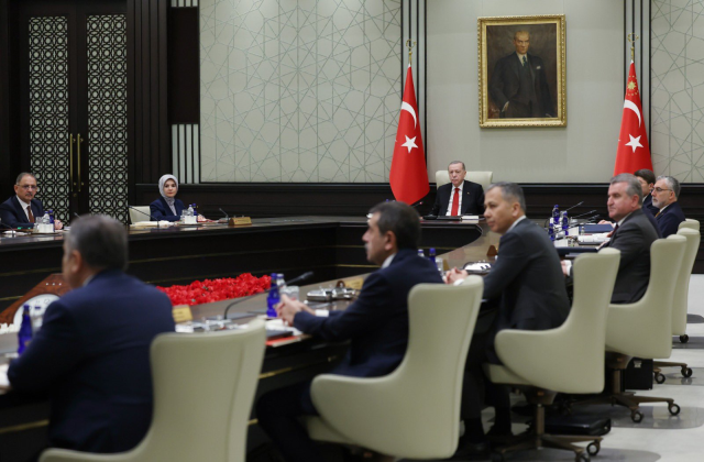 Erdoğan ikramiye müjdesi verecek mi? Milyonlarca emeklinin heyecanla beklediği Kabine toplantısı başladı