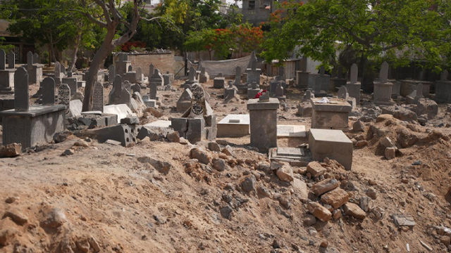 İsrail bunu da yaptı! Yüzlerce Filistinlinin toplu defnedildiği mezarlığa bomba yağdırdılar