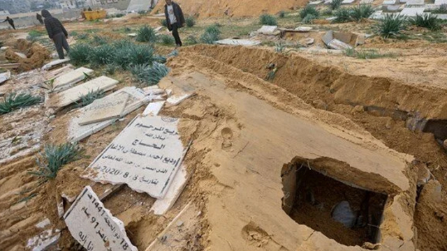 İsrail bunu da yaptı! Yüzlerce Filistinlinin toplu defnedildiği mezarlığa bomba yağdırdılar