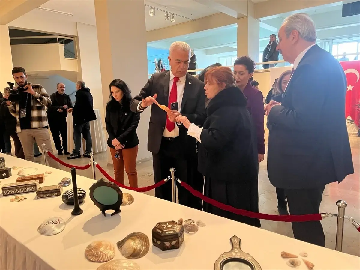 Kayseri'de Atatürk portrelerini midyeye işleyen sanatçının sergisi açıldı