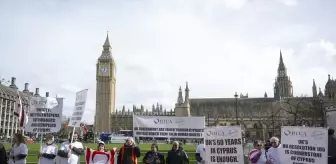 Kıbrıs Türkleri İngiltere Parlamentosu'nda BM Kararını Protesto Etti