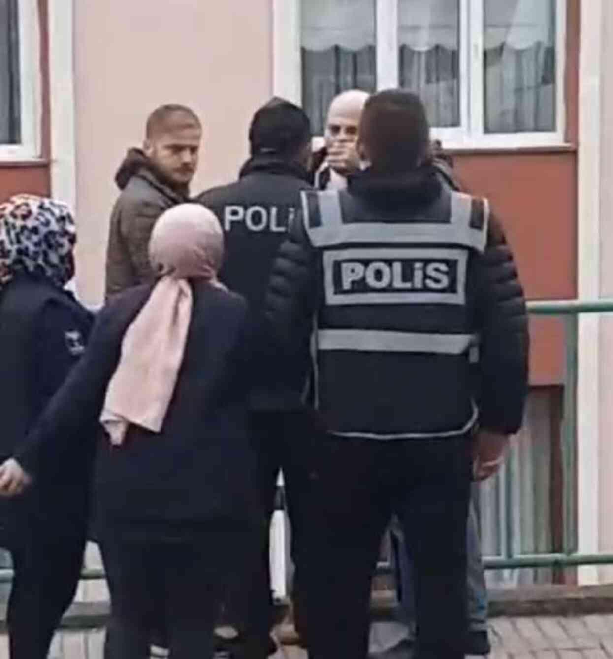 Marketteki tartışma karakolda bitti! Kasiyerin kıyafetini beğenmedi, polisleri sürgünle tehdit etti