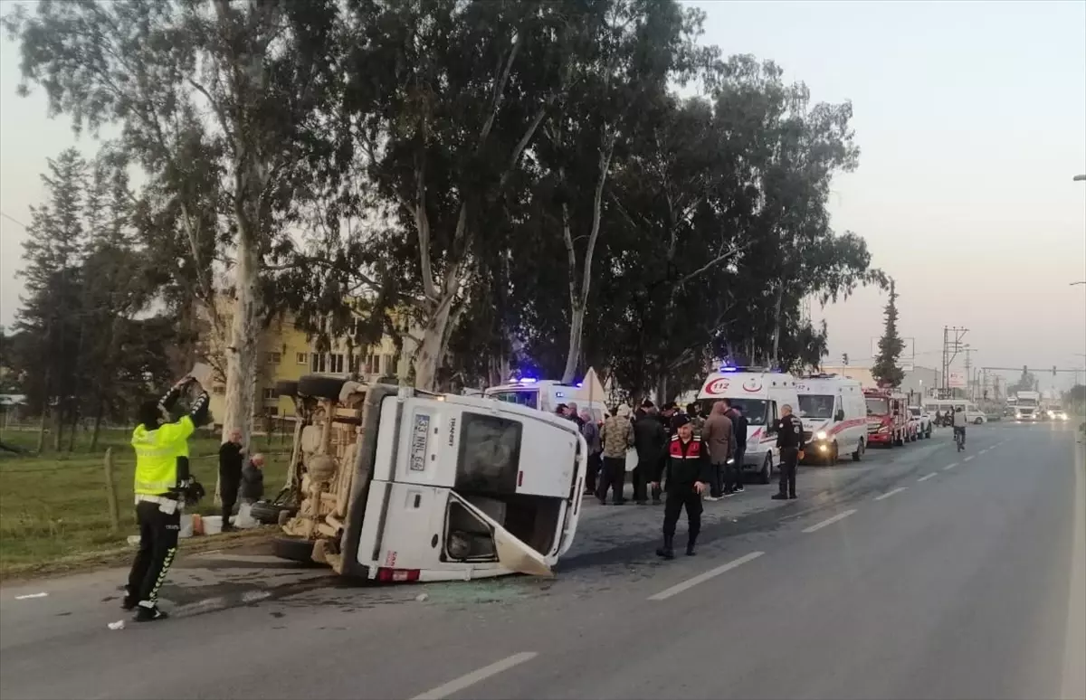 Tarsus'ta minibüs ile kamyonet çarpıştı: 6 yaralı