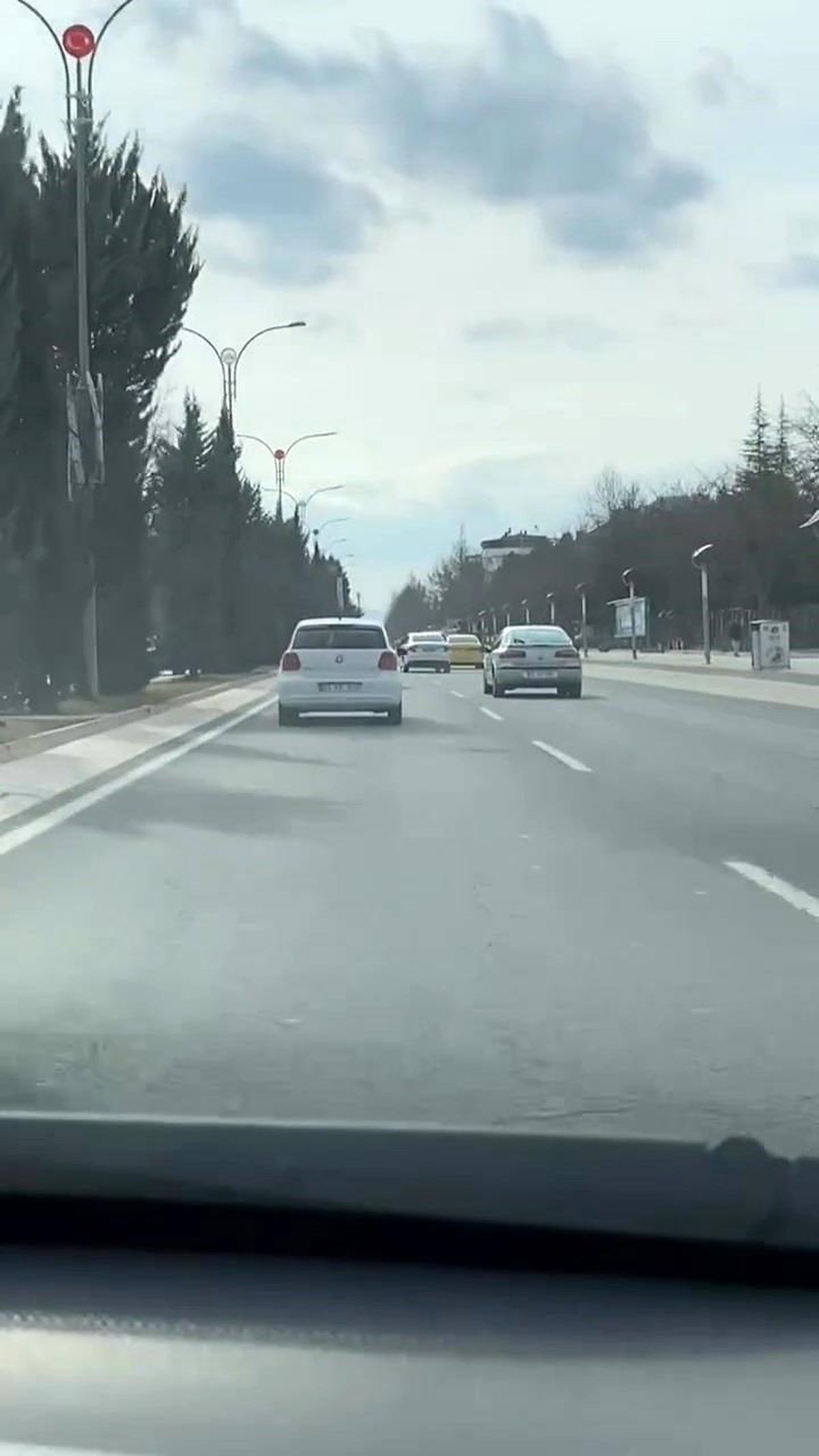 Elazığ'da Kırmızı Işıkta Yarışan Otomobillerin Makas Atma Anları Kameraya Yansıdı