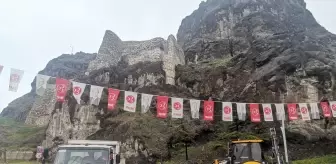 Çorum'un Osmancık ilçesinde kaleden caddeye düşen kaya parçası kaldırıldı