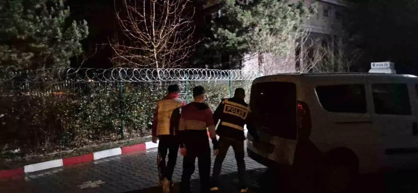 Çorum'da para isteme mevzusuyla çıkan tartışmada 2 genç bıçaklandı