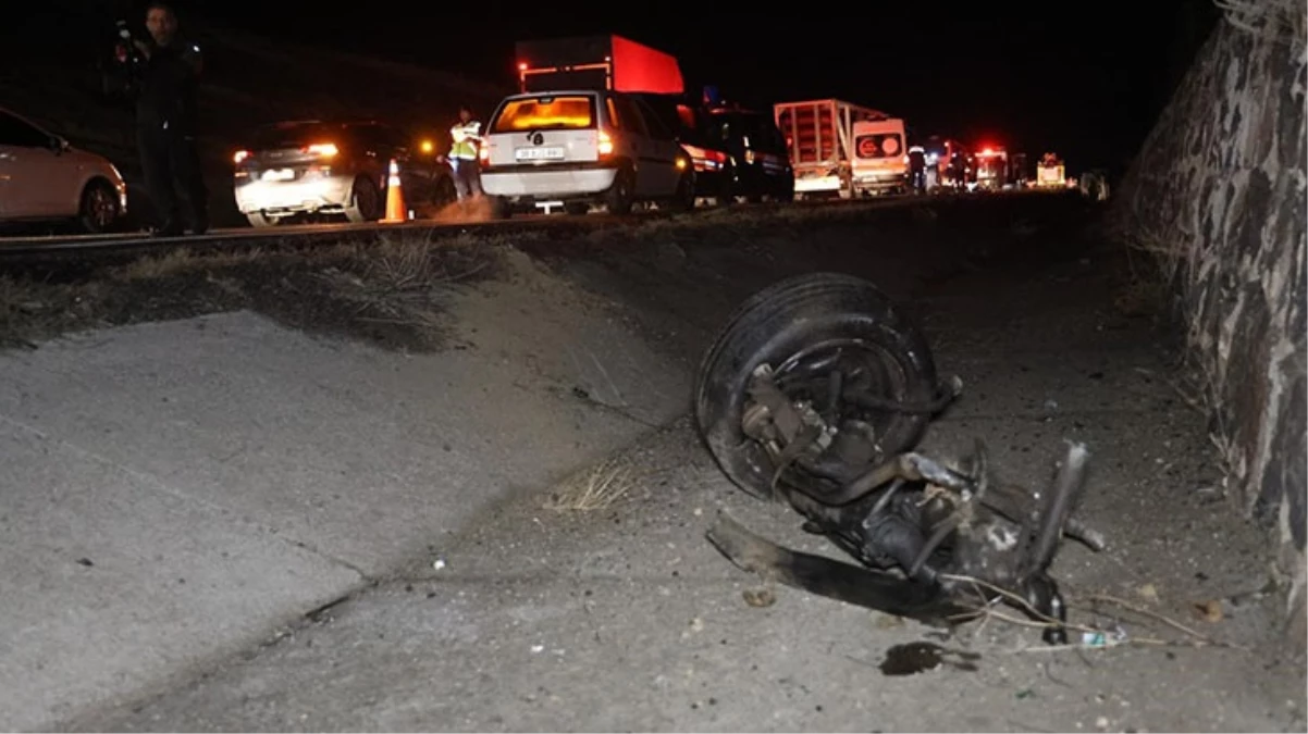 Takla atan araçtan kopan parçalar nedeniyle 2 otomobil çarpıştı: 3 ölü, 6 yaralı