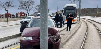 Eskişehir'de Otomobil Tramvay Yoluna Girerek Kataner Direğine Çarptı