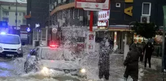 Antalya'da Sağanak Yağış Hayatı Olumsuz Etkiledi