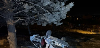 Burdur'da Otomobil Şarampole Devrildi, 3 Kişi Yaralandı