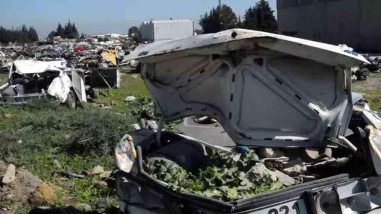 Depremde hurdaya dönen araçların görüntüsü dehşeti gözler önüne serdi Depremde hurdaya dönen araçların görüntüsü dehşeti gözler önüne serdi