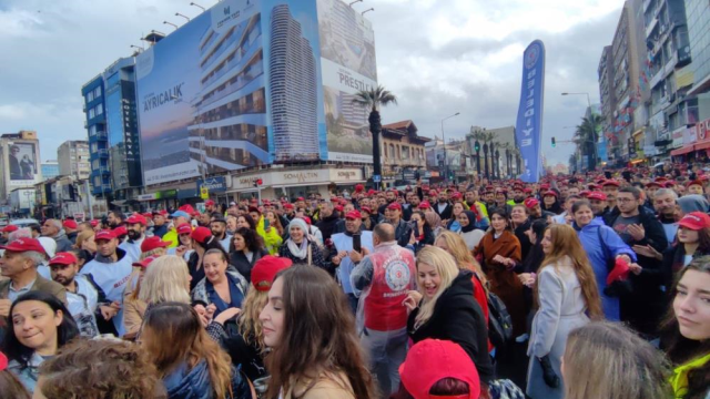 İzmir Büyükşehir Belediyesi'nin zam teklifini kabul etmeyen işçiler sokağa indi