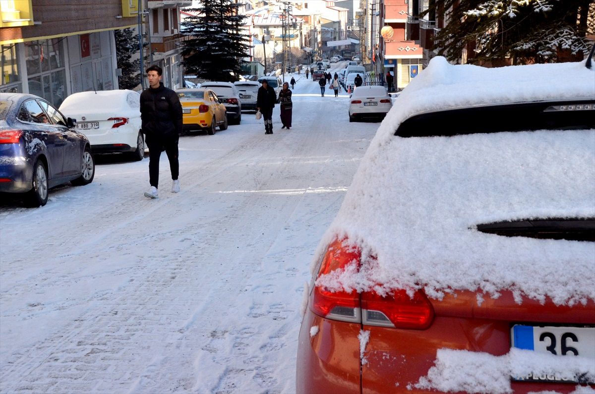 Kars'ın Sarıkamış ilçesi beyaza büründü