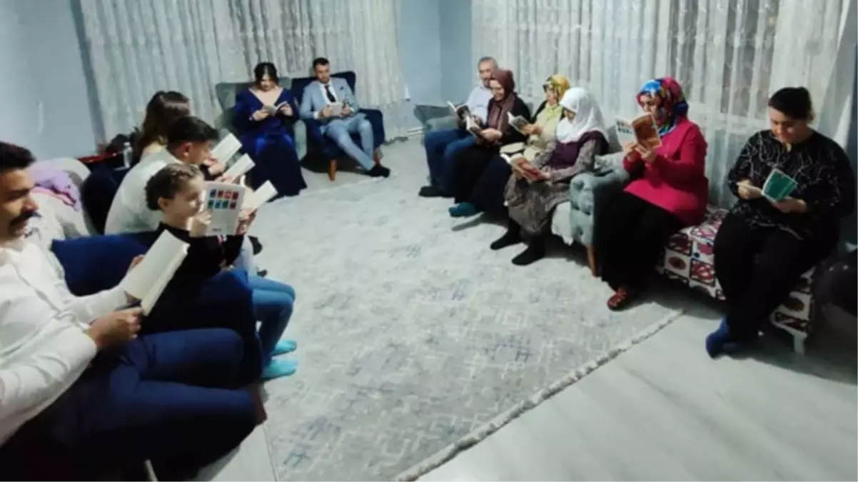 Kız isteme merasimi sonrası aileler hep birlikte kitap okudu