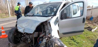 Afyonkarahisar'da Tır ile Çarpışan Hafif Ticari Araç Sürücüsü Ağır Yaralandı