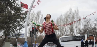 Başkent trafiğinde jonglör gösterisi
