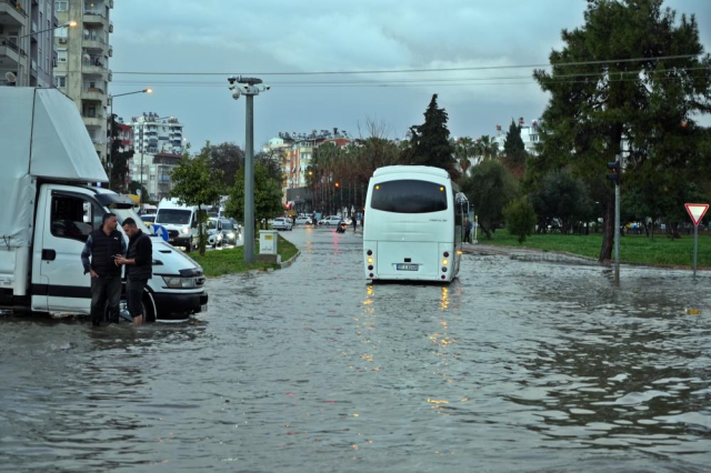 Antalya'daki hortum felaketinde 6 kişi yaralandı, 1000 dönüm sera zarar gördü