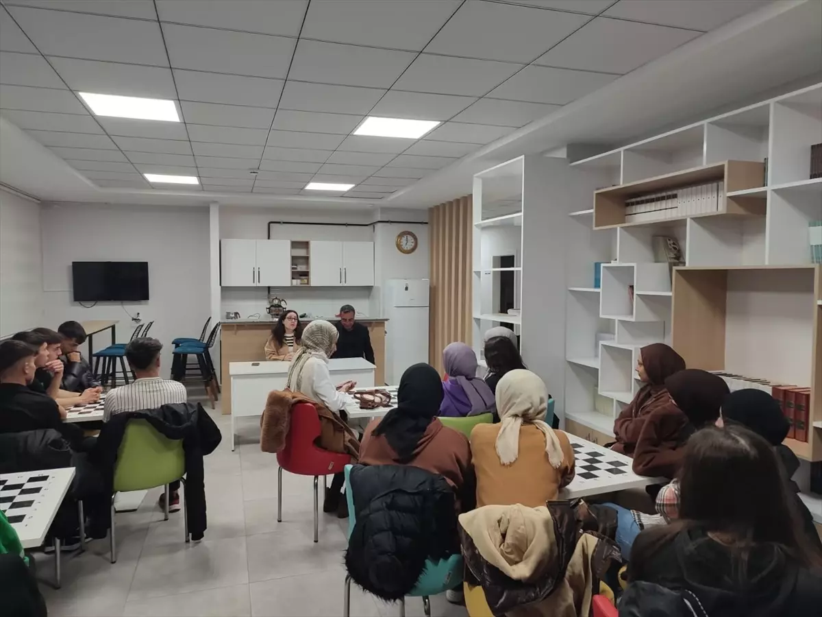 Bayat Kaymakamı Seher Söyler, gençlerle bir araya geldi