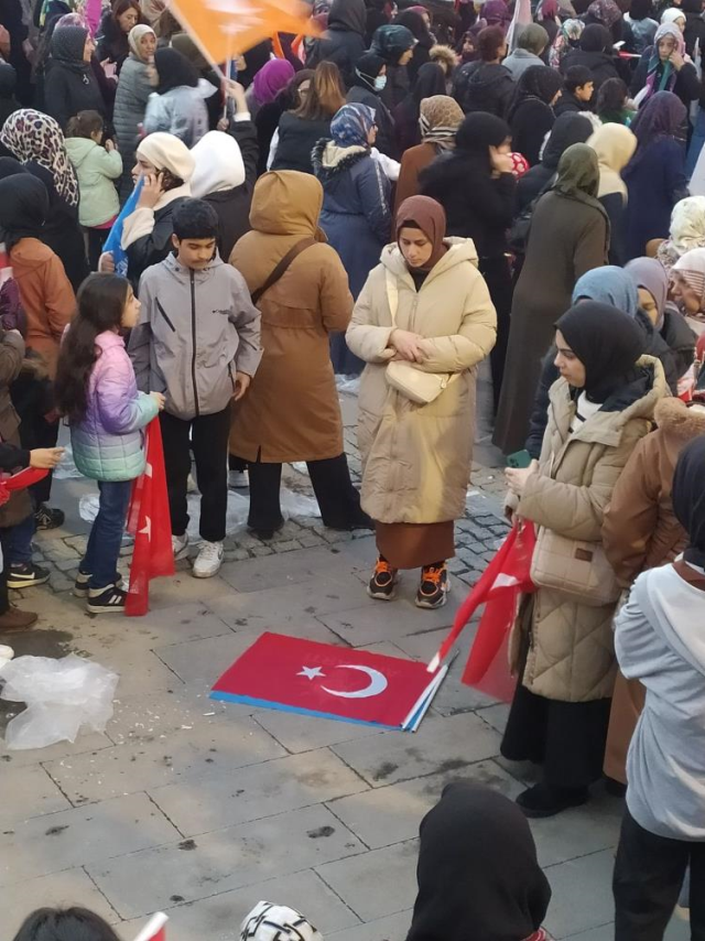 Cumhurbaşkanı Erdoğan konuşurken Türk bayrağını seccade yapıp miting alanında namaz kıldı