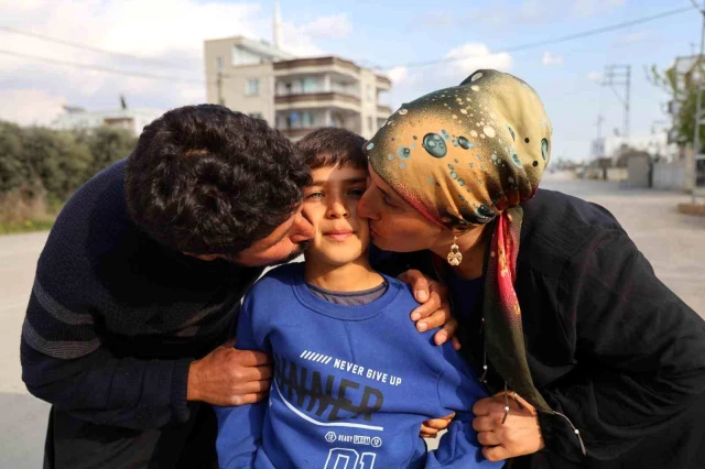 Adana'da doğuştan iki farklı renkte gözlere sahip çocuk hayrete düşürüyor