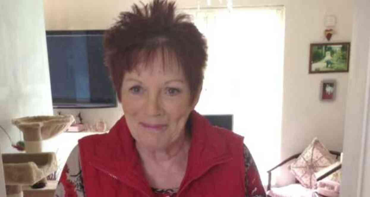 Mağaza kepengine takılan yaşlı kadın havada asılı kaldı Mağaza kepengine takılan yaşlı kadın havada asılı kaldı