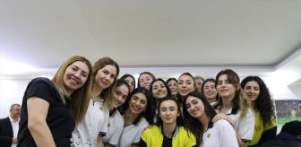 MKE Ankaragücü Kulübü Başkanı İsmail Mert Fırat, Kadınlar 2. Ligi play-off final turunda şampiyon olan MKE Ankaragücü Astor Şarj Kadın Voleybol Takımı ile buluştu