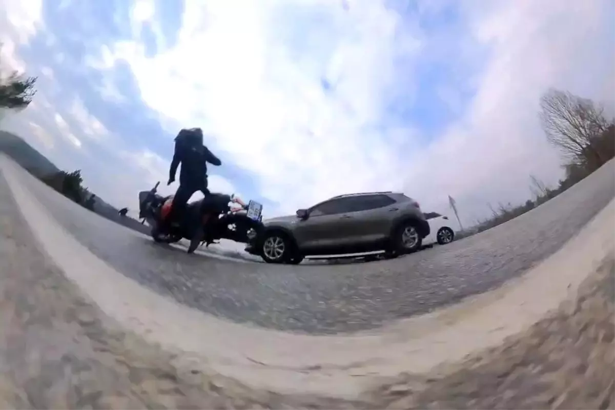 Bursa'da Otomobil ile Çarpışan Motosikletli Gencin Kaza Anı Aksiyon Kamerasında