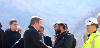 Erzincan Valisi Hamza Aydoğdu, göçük altında kalan işçilerin ailelerini ziyaret etti