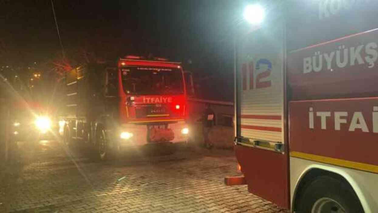 Ailesinin evini benzin döküp ateşe verdi Ailesinin evini benzin döküp ateşe verdi