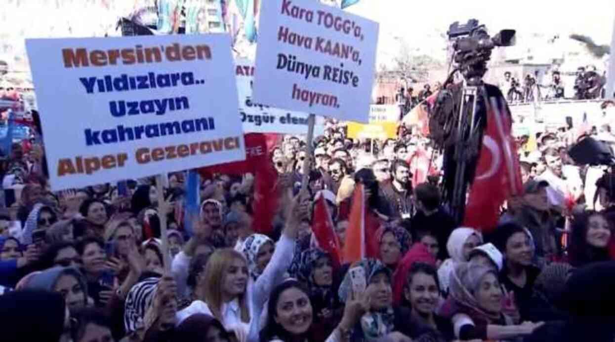 Genç kızın pankartı Cumhurbaşkanı Erdoğan'ı mest etti: Baya iyisin Genç kızın pankartı Cumhurbaşkanı Erdoğan'ı mest etti: Baya iyisin