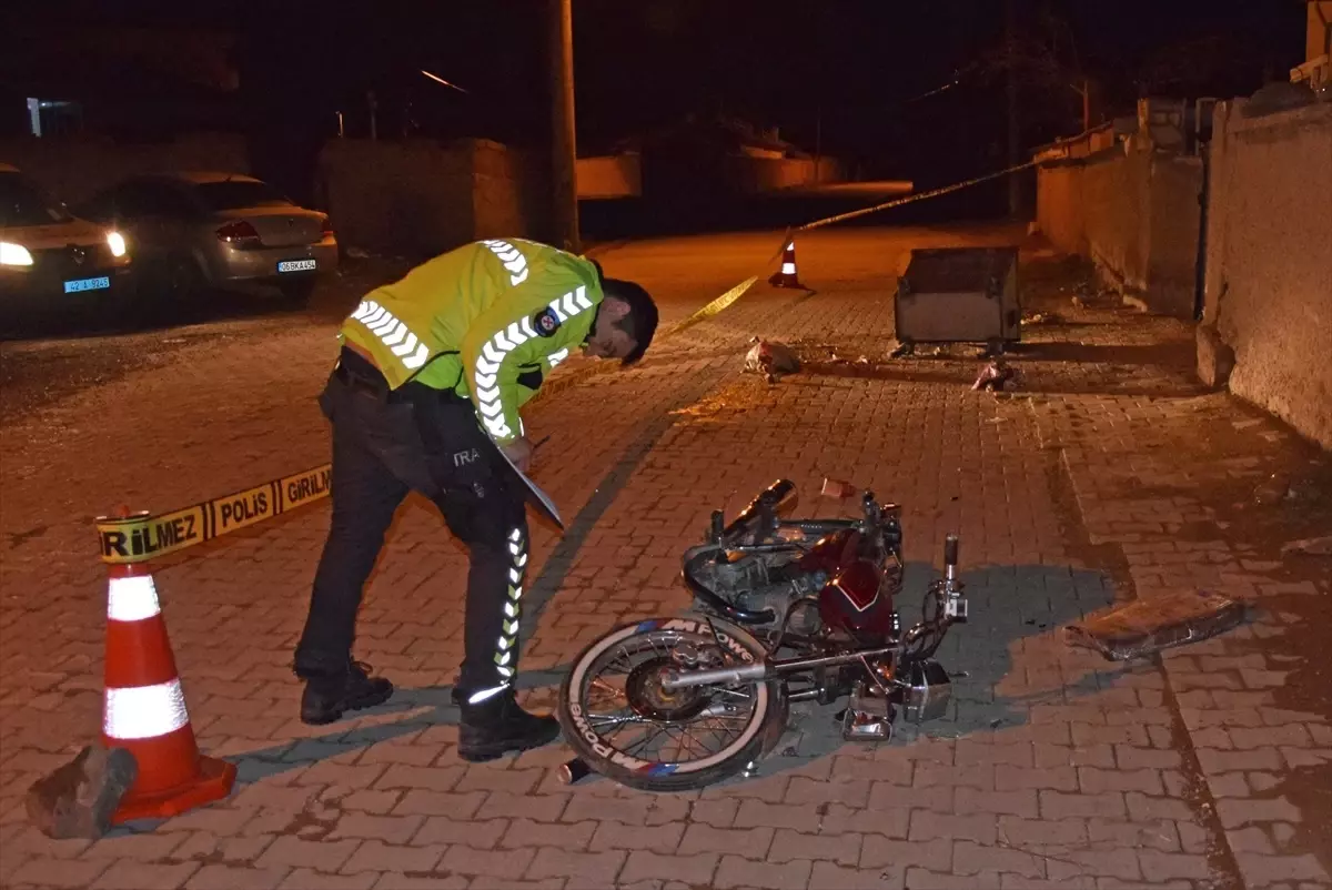 Konya'da motosiklet çöp konteynerine çarptı: 2 yaralı