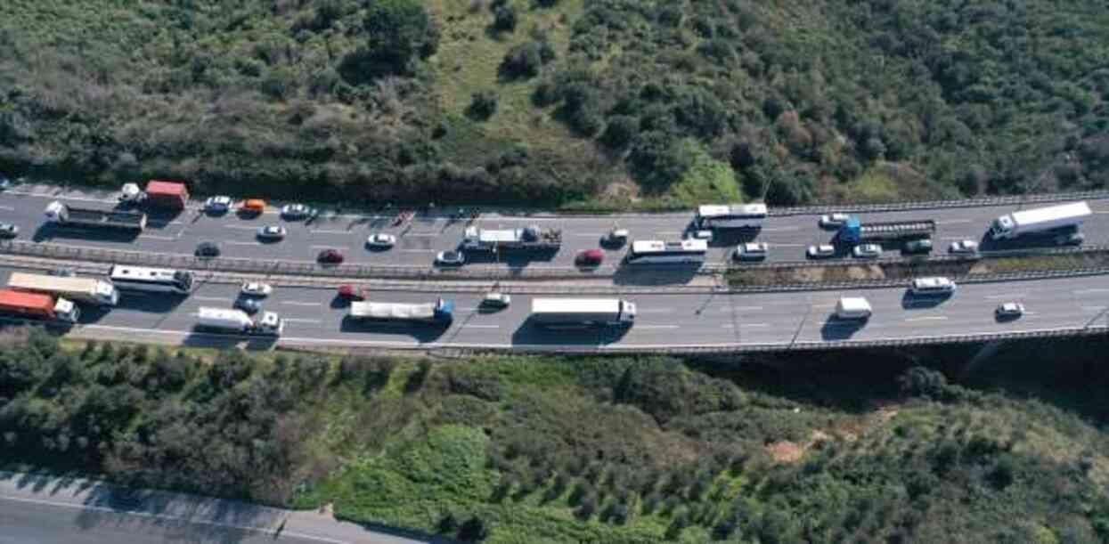TEM'de zincirleme kazada 9 yaralı! Ankara yönü trafiğe kapandı TEM'de zincirleme kazada 9 yaralı! Ankara yönü trafiğe kapandı