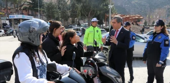 Amasya'da Polislerden Kadınlara Çiçek Sürprizi